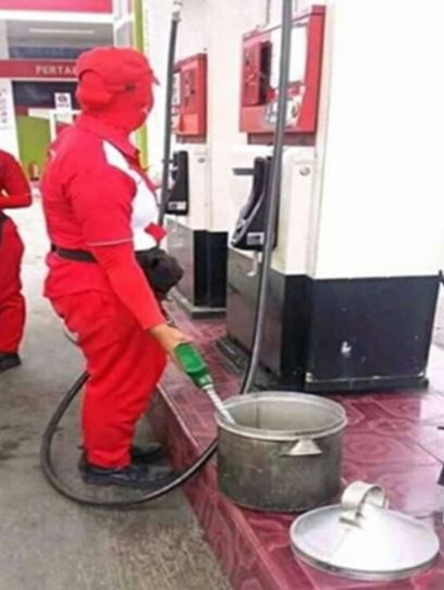 Wadah Nyeleneh Yang Digunakan Untuk Mengisi Bensin